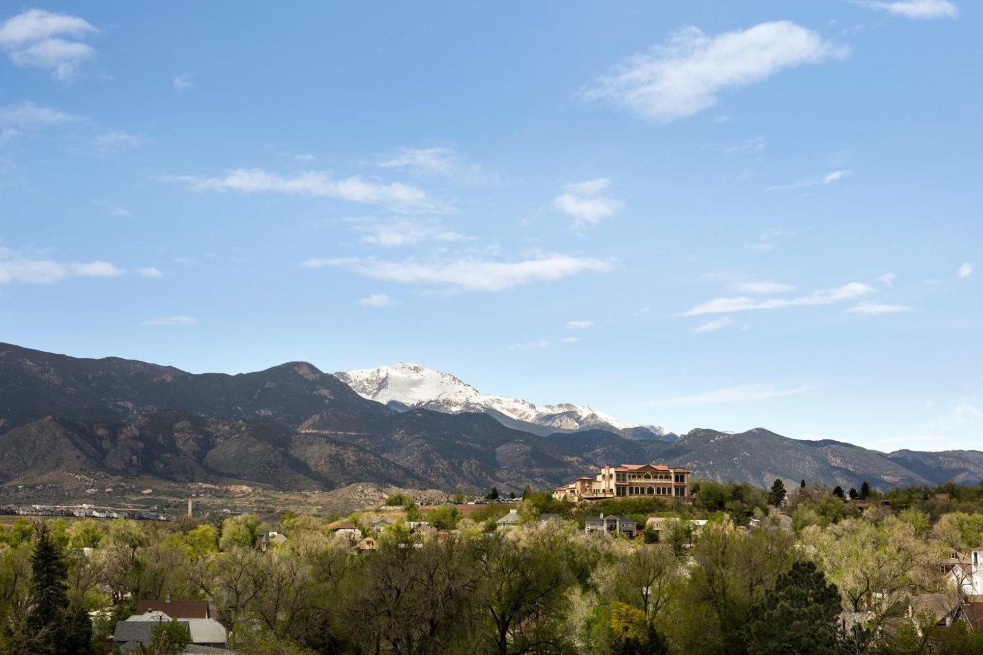 Holiday Inn Express & Suites Colorado Springs Central By Ihg Esterno foto