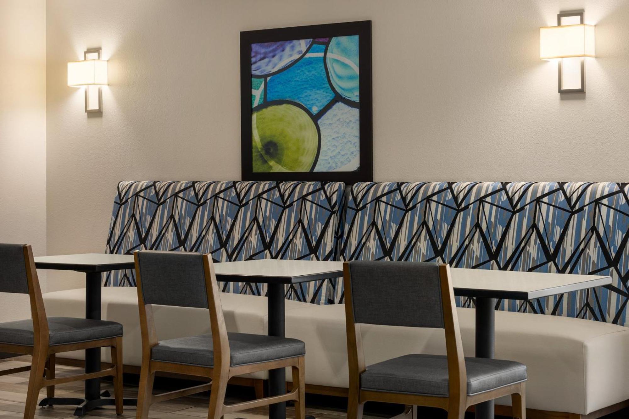 Holiday Inn Express & Suites Colorado Springs Central By Ihg Esterno foto